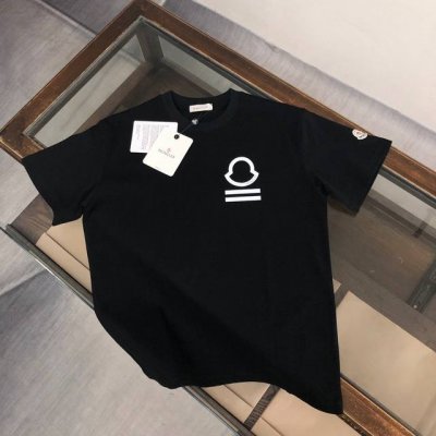 A Mon*Cler 蒙口 2025新款男士圆领短袖 情侣T恤！ 高品质 时尚百搭潮款 定制进口面料 穿着舒适 透气 时尚不失个性 上身休闲随性 帅气有型 彰显