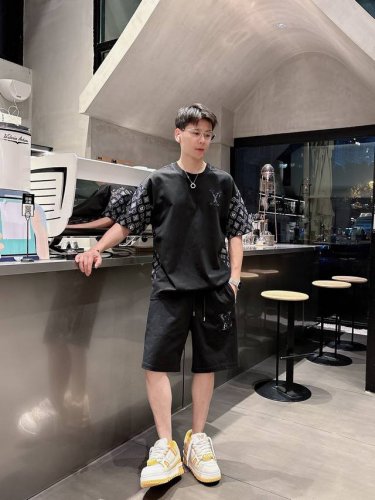 品牌 Lv 路易威登 2025圆领短袖短裤套装 纯棉面料上身不会闷热，爽滑舒适的亲肤效果更加透气，面料自带肌理感 经典徽标工艺 独有的角度全新演绎 时尚百搭首选