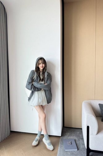 70711# Miu夹克外套 上新Miumi*2025新品上架 先行连帽夹克外套 定制Yb进口尼龙材质 挺括有型 连帽抽绳双向拉链调节设计 增添造型层次感 尽显