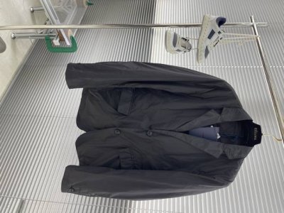 prad 25Ss新款单排扣西服夹克 经典优雅与巧思创新共存于这款单排扣Re-Nylon西服夹克的设计中。精裁线条与功能细节，平驳领，后开衩，前中爽纽扣开合，袖