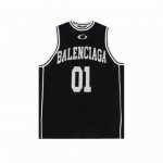 Balenciaga巴黎世家Blcg 毛织篮球背心 创新性纱线选材，定织100%高模量人造丝，采用奥地利兰精集团生产的Modal Black系列，通过Nmmo溶
