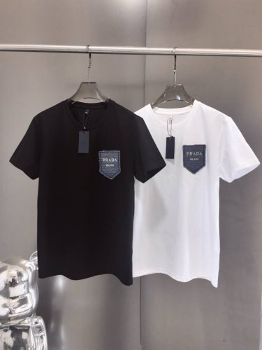 不控价 顶级高奢大牌外贸货重磅来袭！纯原臻品！ 品名：普拉达Prada胸前口袋贴布绣设计高端两色T恤！ 受美国对华进口商品加征惩罚性关税影响，亚马逊取消大量国内