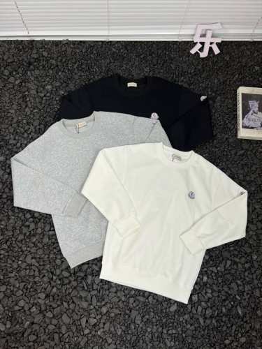 蒙口Moncler宽松休闲纯色时尚百搭圆领套头卫衣 男女同款 厌倦了繁琐的穿搭？蒙口Moncler这款纯色圆领套头卫衣，用极简设计诠释高级感！精选优质棉质面料，