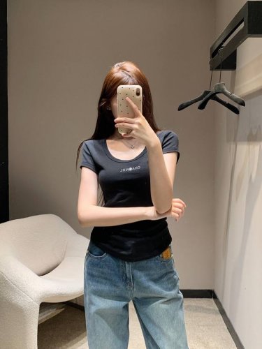 chane*25Ss春夏新款 字母印花U型领短袖T恤丨独家高版出品！简约大方的基础款 随意上身都是Ins博主风 干净利落的剪裁搭配质感绝佳的定制面料轻松穿出时髦