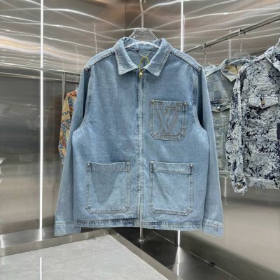 驴家 25Ss新款工装拉链牛仔夹克取材细腻棉布，以水洗工艺营造轻微做旧效果，成就温暖时节的轻盈之选。Lv 刺绣胸袋和后部正绒面革 Lv 贴饰彰显考究细节，珠光纽