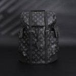 Louis Vuitton Lv Christopher 老花背包双肩包 以 Monogram 帆布演绎出了徒步旅行包的粗犷而朴实的精神。 其款式别致，工作和娱