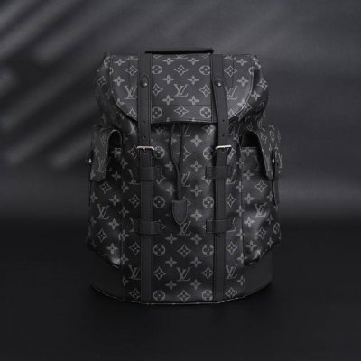Louis Vuitton Lv Christopher 老花背包双肩包 以 Monogram 帆布演绎出了徒步旅行包的粗犷而朴实的精神。 其款式别致，工作和娱