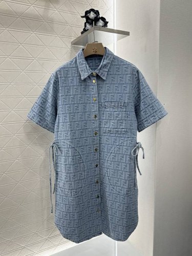 fend*2025新品上架 提花短袖连衣裙 定制Yb提花牛仔材质 质感高级 透气舒适 翻领连衣裙剪裁 腰侧抽绳立体剪裁 配合通体双F字母提花徽标 视觉基调简约不