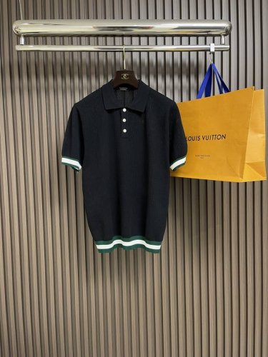 Zegna 2025Ss经典款短袖针织polo，以其简约而不失时尚的设计，成为了男女皆宜的衣橱必备单品。选用优质客供材质，细腻柔软，亲肤舒适，男女同款的剪裁设计