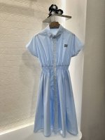 miumi*2025新品上架 翻领衬衫连衣裙 定制Yb斜纹全棉材质 质感舒适 垂顺有型 纽扣开襟短袖衬衫连衣裙 收型舒适 腰间褶皱打榄包容满分 轻松划分上短下长