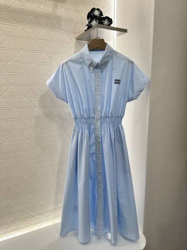miumi*2025新品上架 翻领衬衫连衣裙 定制Yb斜纹全棉材质 质感舒适 垂顺有型 纽扣开襟短袖衬衫连衣裙 收型舒适 腰间褶皱打榄包容满分 轻松划分上短下长