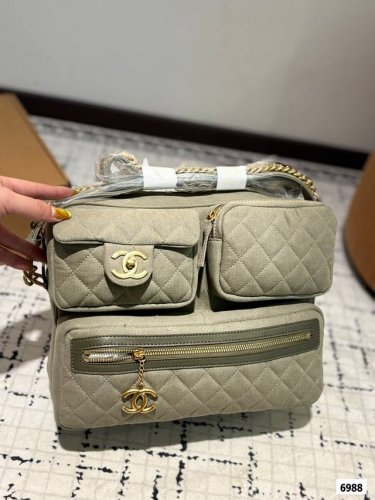 香奈儿 牛仔机车包 Chanel 简直不要太酷！ 男生女生都可以驾驭 敲大容量装下整个世界~尺寸：32*9*25Cm