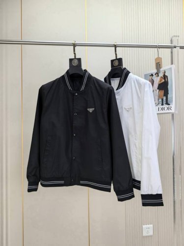 普拉达。25早春新品发售夹克外套，休闲日常穿搭！上身修饰身形、将时装美学和新都市商务休闲概念完美融合，通体将意式的极简、干练和户外功能性风格极致诠释，亦庄亦谐，