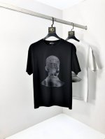巴黎世家。2025春夏新品时尚圆领短袖高级定制百搭款式！更有实用感 任何人都可以轻松驾驭 采用莫代尔氨纶面料制作，奢华经典品牌Logo设计，H非常显档次懂货的必