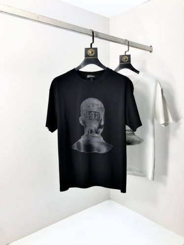 巴黎世家。2025春夏新品时尚圆领短袖高级定制百搭款式！更有实用感 任何人都可以轻松驾驭 采用莫代尔氨纶面料制作，奢华经典品牌Logo设计，H非常显档次懂货的必