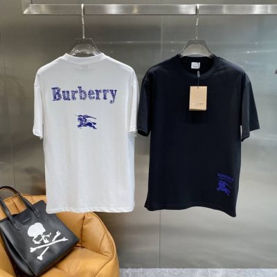 巴家 巴宝莉T恤 夏日经典时尚双选 Burberry 字样搭配经典骑士图案 以蓝色呈现 清新又亮眼 黑色T恤则在身前低调展示品牌标识与图案 沉稳中带着奢华 经典