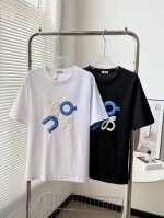 Loewe&On罗意威昂跑联名款圆领颗粒印短袖！！被追问N次！罗意威T恤的时髦密码，宝子们，谁懂啊！罗意威这两款T恤真的是出街王炸单品黑白经典配色，大气又百搭。