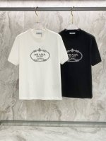 普拉达2025夏季新款短袖T恤，特色的刺绣加贴珠工艺，个性艺术系列全网独家首发 百搭款细节处理完美240克纯棉面料十分精致 原版面料 网红明星同款高版本 高品质