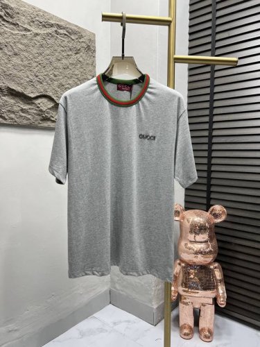 g家 25Ss新款短袖T恤以轻质针织棉打造，缀饰Gucci标识贴饰和红绿织带滚边。 码数：S.M.L.Xl.