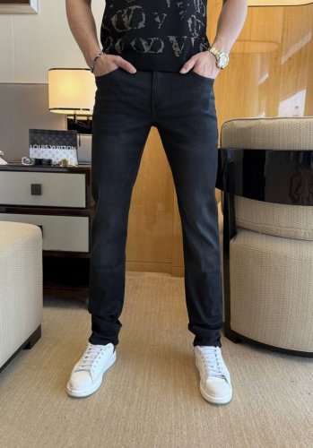 杰尼娅 2025Ss蛇年春夏贺岁款牛仔裤。原单1:1制作，日常必备的完美之选，简单大气亦时尚有型，定制进口丹宁面料 ，重工洗水工艺，做工复杂工艺精湛。轻松迎合四