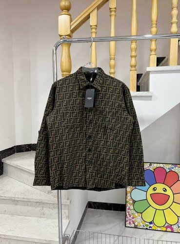 款号 W807 芬迪满印提花牛仔外套 fendi专柜同步提花外套 采用纯棉竹节棉牛仔材质 满印提花面料 大气 好看 大厂流水做工 包条双针走线工整 网红热门款