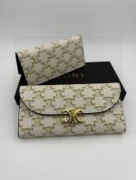 100 celine 赛琳白花子母折叠钱夹 生活不一定要很酷，但一定要有态度 备个钱包还是很有必要的 随身的包包里一定要放一个钱包，方便小物品归类 即使出门没带