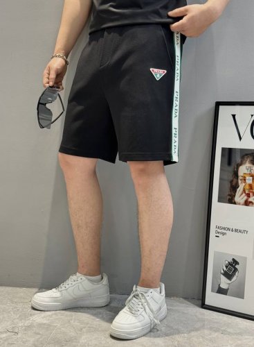 上衣 裤子 Prada*25S夏季新款运动休闲五分短裤可搭配套装.侧身新款织带定制设计.凸凹感十足.口袋下方绣花三角标搭配.层次分明 基础休闲的松紧腰五分裤版型