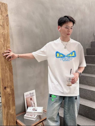 Fendi 芬迪 2025年春夏新品上新 三标齐全 丝光棉圆领短袖T恤 好货不用过多介绍 看细节 专柜码数：M-Xxxl 175 140建议L