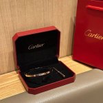 卡地亚Cartier 窄版十钻Love情侣款手镯 原开版模 采用Cnc五轴精雕工艺 每个螺丝纹可以都和进行比对 除了螺丝纹 每位个钻都很精致 尺寸 16-17-