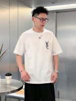 圣罗兰 新款字母印花双层重工短袖T桖 字母图案不管是T桖还是卫衣都是每年的爆款单品 前幅大面积印花采用大康丽数码印花机直喷 成本极高 经过多次的调试打版图案色差