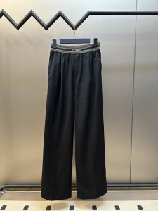 Loewe Anagram 休闲长裤 定制臻绒厚质斜纹绸 标志性醒目的Loewe Anagram带环绕腰间 低调中彰显品牌格调 恰似时尚的勋章 贴合每一寸肌肤