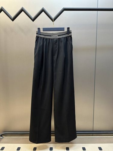 Loewe Anagram 休闲长裤 定制臻绒厚质斜纹绸 标志性醒目的Loewe Anagram带环绕腰间 低调中彰显品牌格调 恰似时尚的勋章 贴合每一寸肌肤