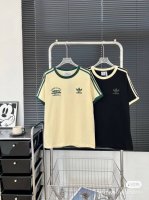 新款上新 Adidas三叶草经典三条杠短袖，黑杏色两色 三叶草这款绿色三条纹短袖真的炒鸡好看的纯棉材质也超级好穿的黑白经典配色也很绝，可做情侣装哦~ 尺码 :
