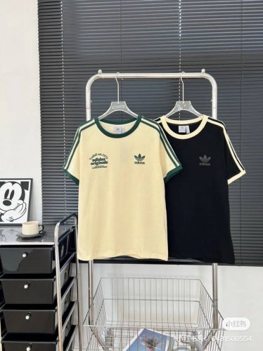 新款上新 Adidas三叶草经典三条杠短袖，黑杏色两色 三叶草这款绿色三条纹短袖真的炒鸡好看的纯棉材质也超级好穿的黑白经典配色也很绝，可做情侣装哦~ 尺码 :