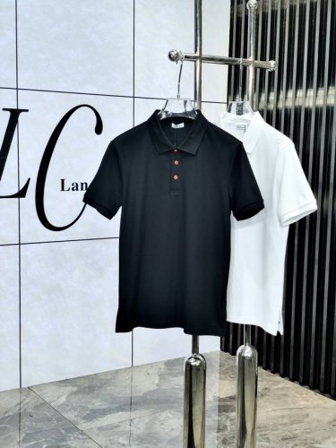 Kiton 2025春夏新款男士标识短袖polo衫 延续经典商务休闲翻领polo恤.该款polo衫采用丝光双面棉质珠地面料制成 隽永设计可跨越时尚潮流 经典款型