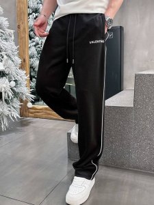 华伦天奴阔腿男裤、男士休闲裤 纯棉面料休闲裤，最新款上身版型无敌正！ 绝对可以闭眼收的一款 此款裤子非常百搭，弹力腰围,日常上班 户外运动都可以穿着，是时尚休闲