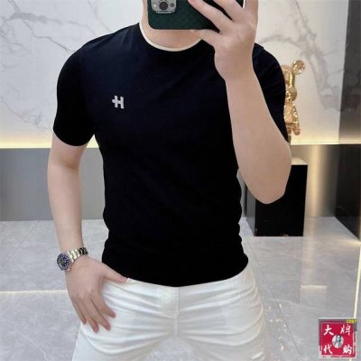 Hermes 爱马仕 春夏最新大爆款精品短袖T恤，定制进口轻柔伊力特面料，时尚大牌元素Logo点缀，会呼吸的面料，质感细腻柔软，贴身冰爽顺滑。吸湿排汗，简约大方