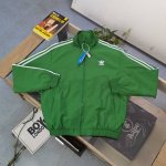 款号：Dg0407 2025新款Adidas阿迪达斯经典三道杠莲花刺绣Logo休闲情侣立领夹克外套，采用爽滑亲肤梭织面料，面料厚实立体感更强，体感更舒服，定位裁