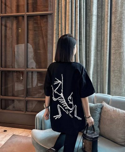上新！ 年度爆款！ 始祖鸟 Arc'teryx后背大Logo情侣款短袖T！宽松版型！ 采用顶级230克凯迪纯棉爽滑面料！无敌质感！ 高端面料无任何缺点！ 肩部过