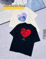 北面Tnf 爱心系列短袖，高品索罗娜面料！这款T恤的索罗娜面料的原料来自天然可再生资源，制作过程比普通化纤少消耗30%能源，少排放63%二氧化碳，环保又高级。