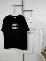 款号A12 新款Miumiu新款字母T恤 细节精致，彰显品质，时尚撞色，题升整体视觉笑果。珠地棉材质，透气舒适，适合秋季穿着。系穿搭风格，时尚有格调原样开发 证