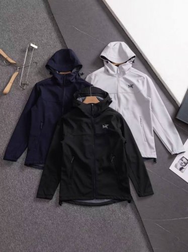 Arc‘Teryx 始祖鸟刺绣Logo户外连帽软壳冲锋衣防风刺绣加绒软壳外套 傲视全网，最新科技面料，1:1 全身压胶技术内里绒面，今年始鸟最新的设计，市面没有