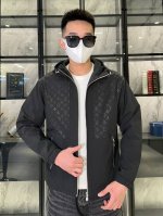 开春爆款，P340 Lv 2025春季新款夹克外套，秀场新品品相非常完美，双面穿舒适保暖，三标齐全色泽饱满诱人，非常出彩的设计，轻松将时髦感进阶，做工极为考究严