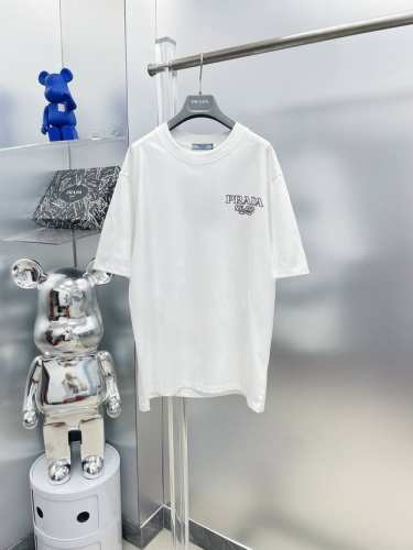pra*普拉达 2025夏季新款大幅字母Logo短袖Tee 专柜同步有售，原单狠货，时尚 进口原版科技面料，上身舒适透气，原版定制五金辅料，上身帅气有型，三标齐