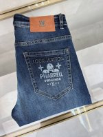 Lv 2025春夏新款上市，高品质爆款牛仔裤超级定制款，G网同款经典Logo，修身带弹力，上身舒适亲肤，版型超赞细节做工无可挑剔！简欧风格，轻奢高档，！码数：2