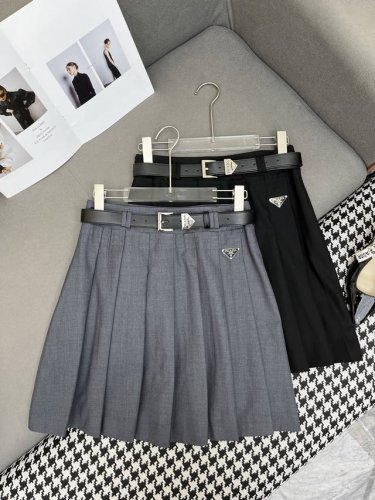 prad* 25Ss新款压褶半身裙 经典三角标装饰 搭配腰带 版型超好 高品质 两色三码Smla807