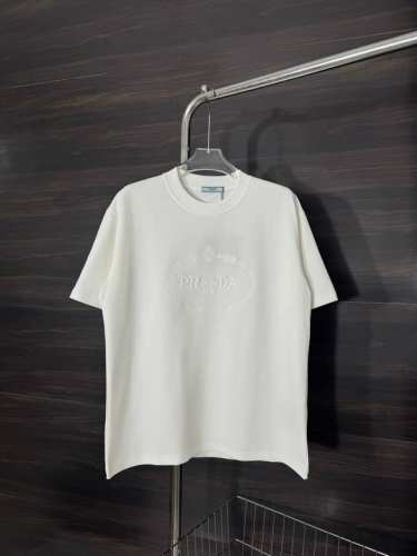 款号：He223 Prada-普拉达胸前圆环小人刺绣圆领短袖 面料采用280克双股双纱纯棉面料，手感舒适柔软，上身舒适透气，领口采用同缸同色罗纹，不紧绷，不变形