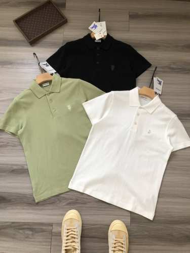 顶级版本！ 巴宝家｜Burberr*Y Fw24 B音符盾牌刺绣 男女款翻领polo衫. 颜色：黑色 白色 绿色. 尺码：Xs S M L Xl. 材质：定织定