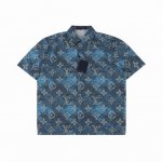 louis Vuitton 路易威 船帆印花图案短袖衬衫 工艺说明 棉质府绸浸染深邃色彩 海浪般翻涌的纹理之上 航行的小船图案紧密族拥 组成全幅 Monogra