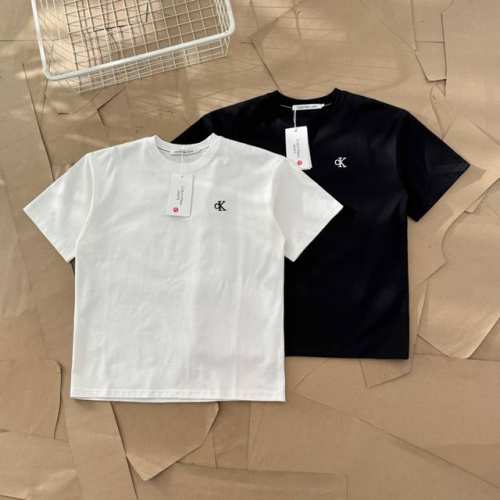 calvin Klein Ck夏季胸口刺绣小标短袖T恤 511 -面料采用280G双纱爽滑棉，双纱的质感加上爽滑手感，面料整体重磅舒适，细节还原原版一比一，亲测